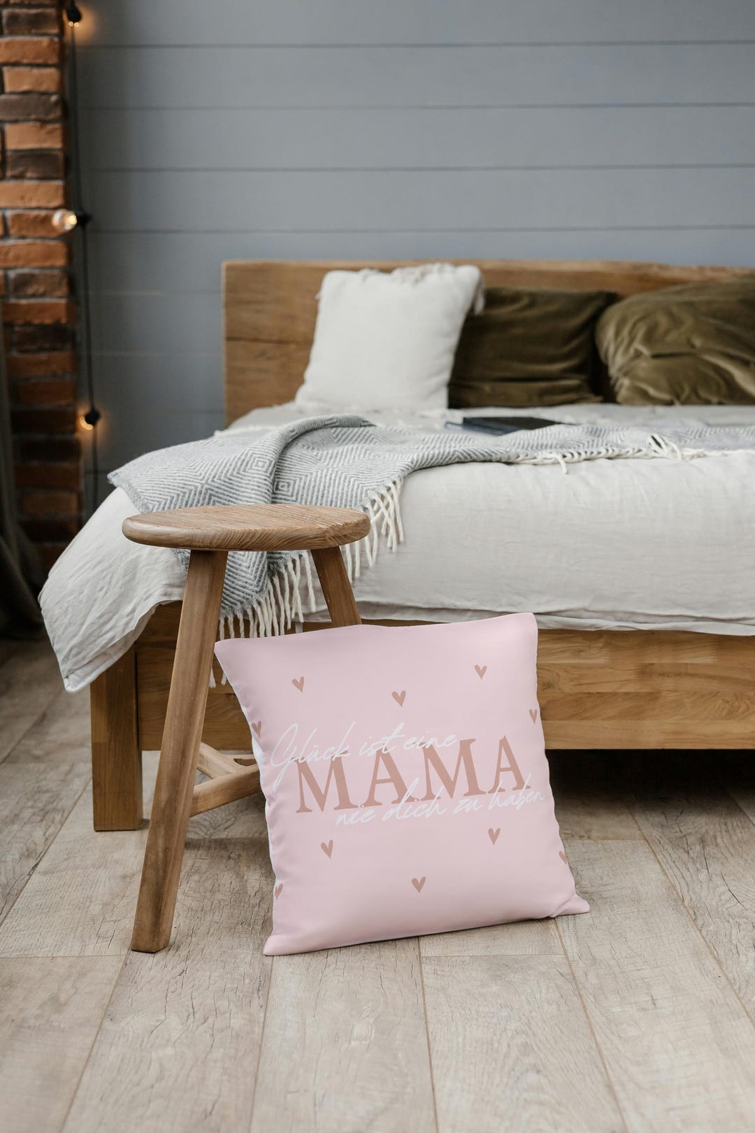 Rosa Kissen mit Aufdruck MAMA im Schlafzimmer