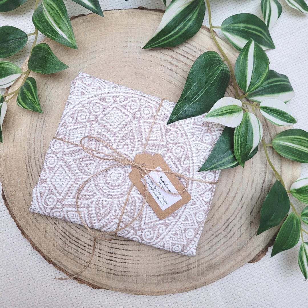 Mandala-Stoff in Beige und Weiß, gefaltet und mit Schnur gebunden