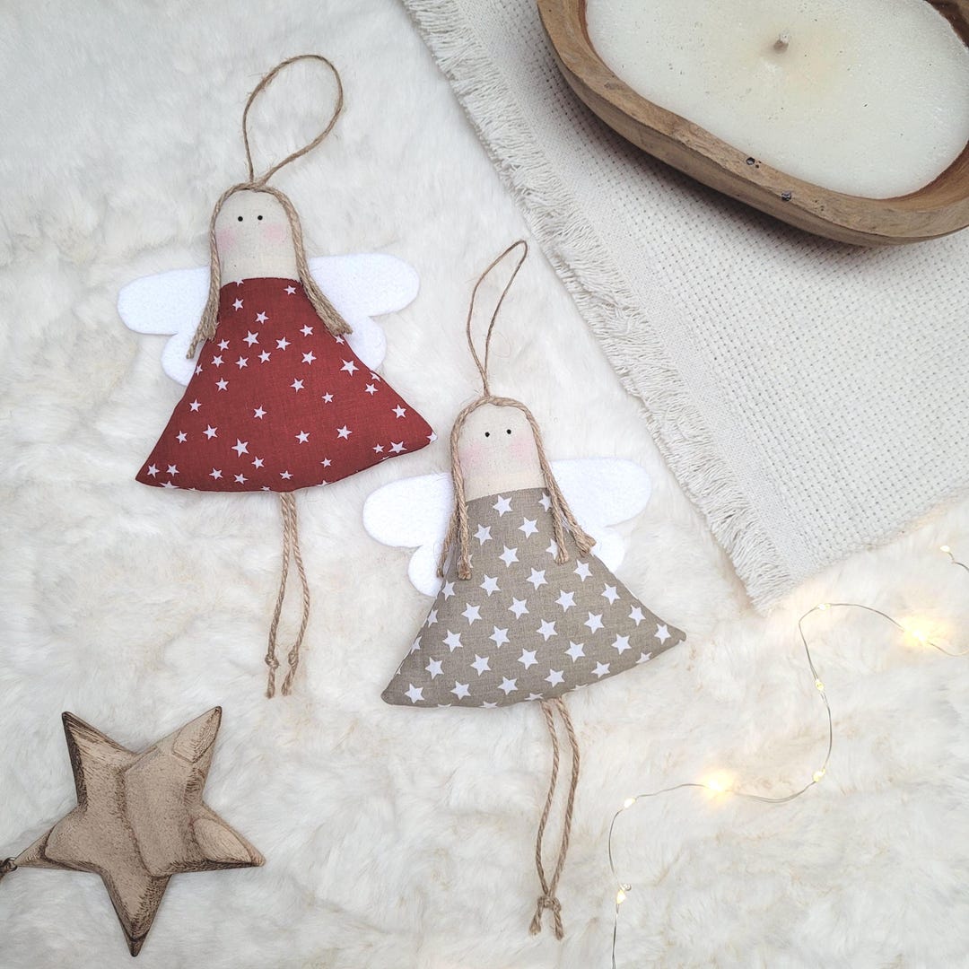 Weihnachtsengel Landhausstil – Zwei Stoffengel mit Sternen in Rot und Beige mit Holzstern