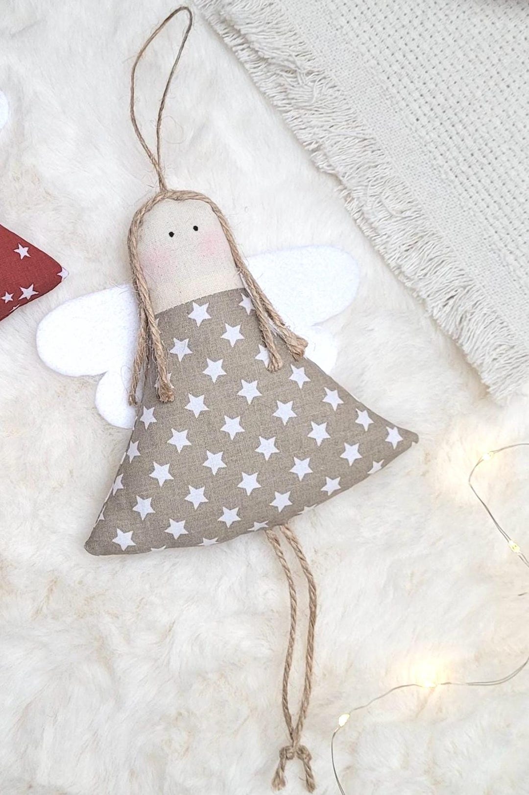 Weihnachtsengel Landhausstil – Stoffengel beige mit weißen Sternen