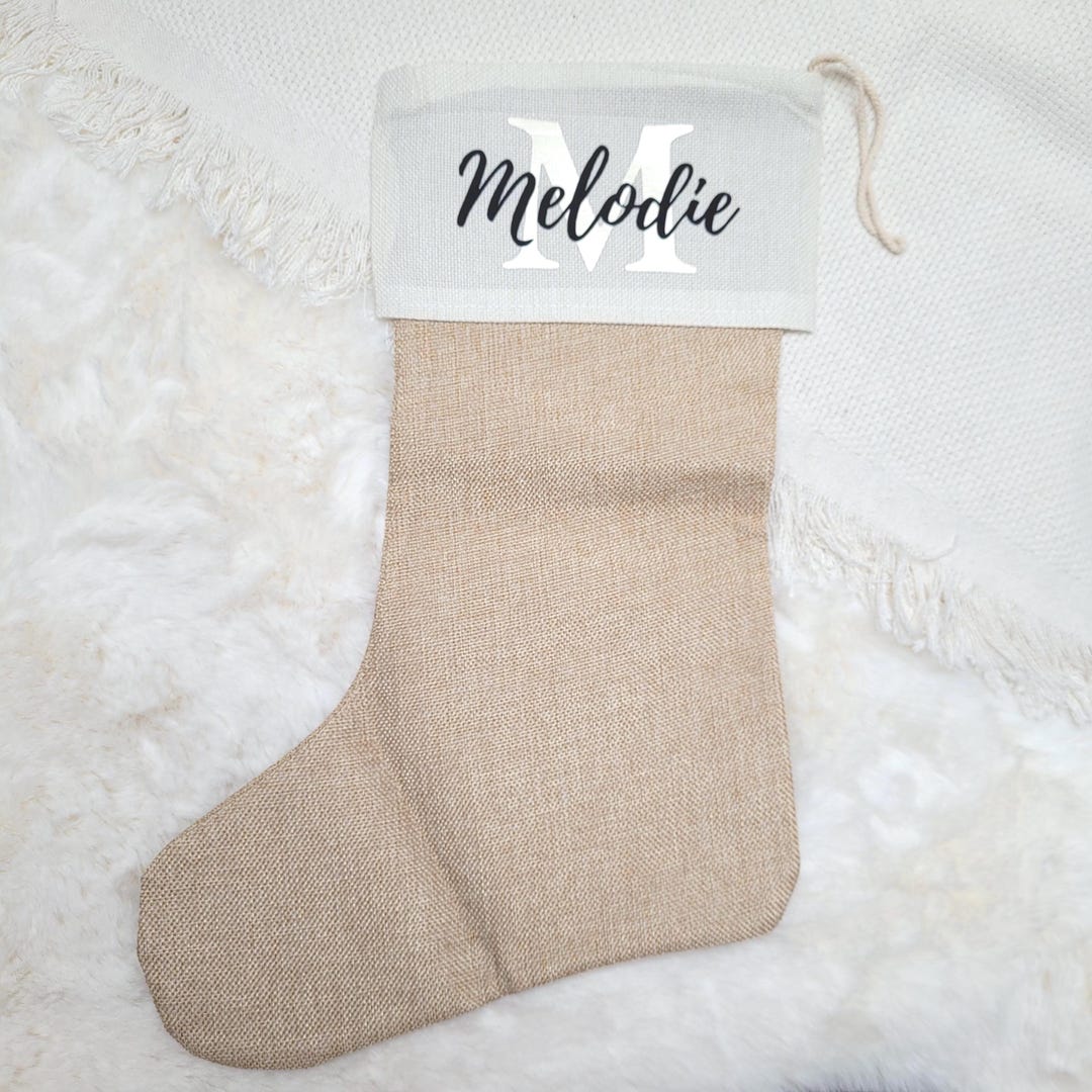 Weihnachtssocke aus Jute mit Namen und hellem Buchstaben in Champagner Gold