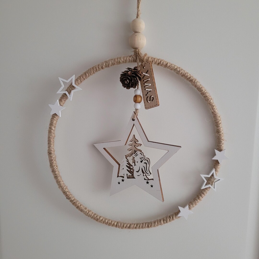 Jute-Kranz mit Holzmotiv, Tannenzapfen, Holzperlen, XMAS-Schild und weißen Sternen