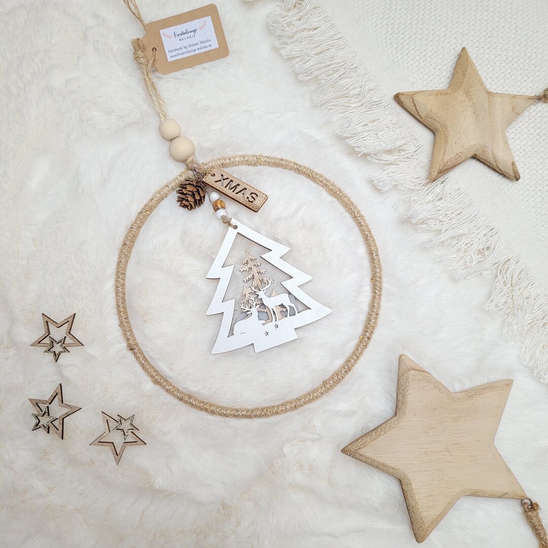 Jute-Kranz mit Holz-Tannenbaum, Tannenzapfen, Holzperlen und XMAS-Schild