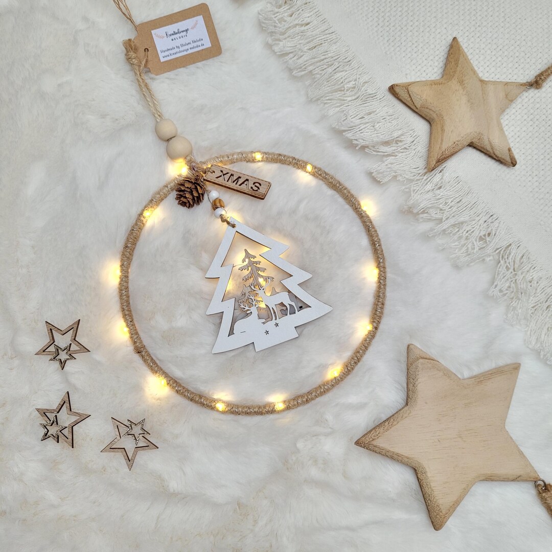 Jute-Kranz mit warmweißer LED-Lichterkette, Holz-Tannenbaum und XMAS-Anhänger