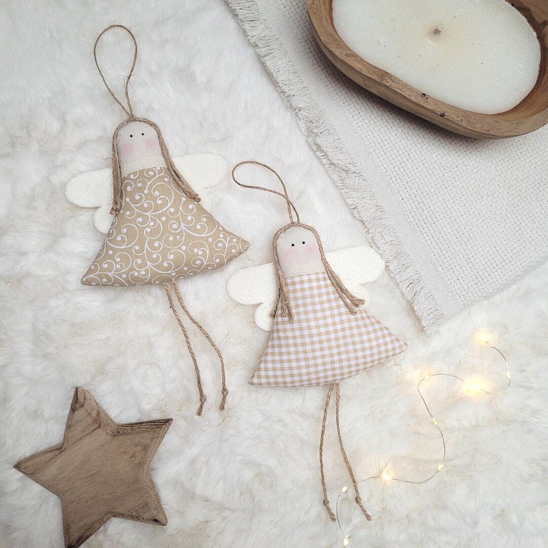 Weihnachtsengel Landhausstil – Zwei Stoffengel beige mit Schnörkeln und Vichy-Karo