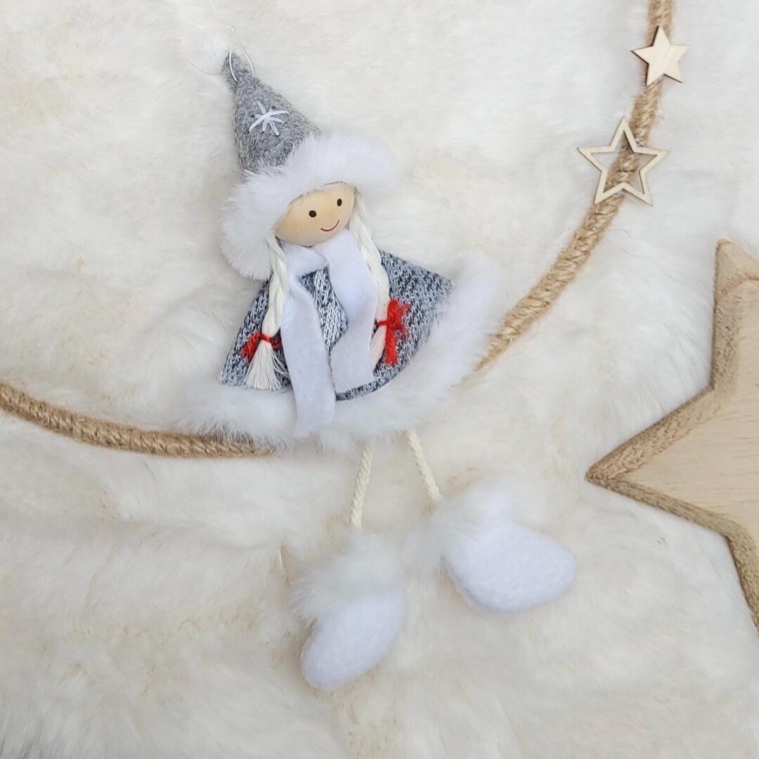 Nahaufnahme Wintermädchen mit grauer Strickmütze, Holzgesicht und weißem Kunstfellbesatz