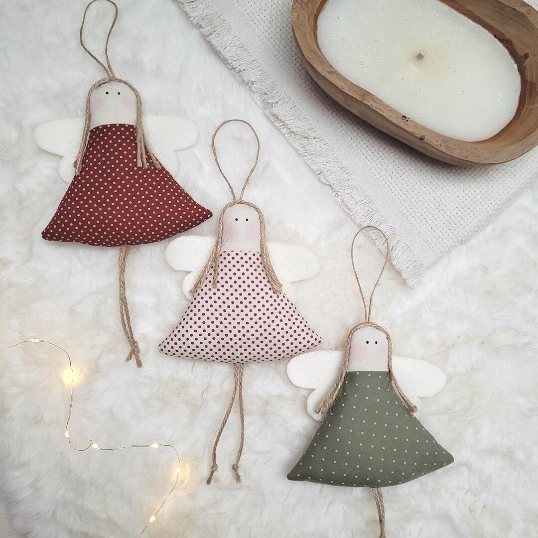 Weihnachtsengel Landhausstil – Drei Stoffengel mit Punktemuster in Dunkelrot, Rosa und Olivgrün