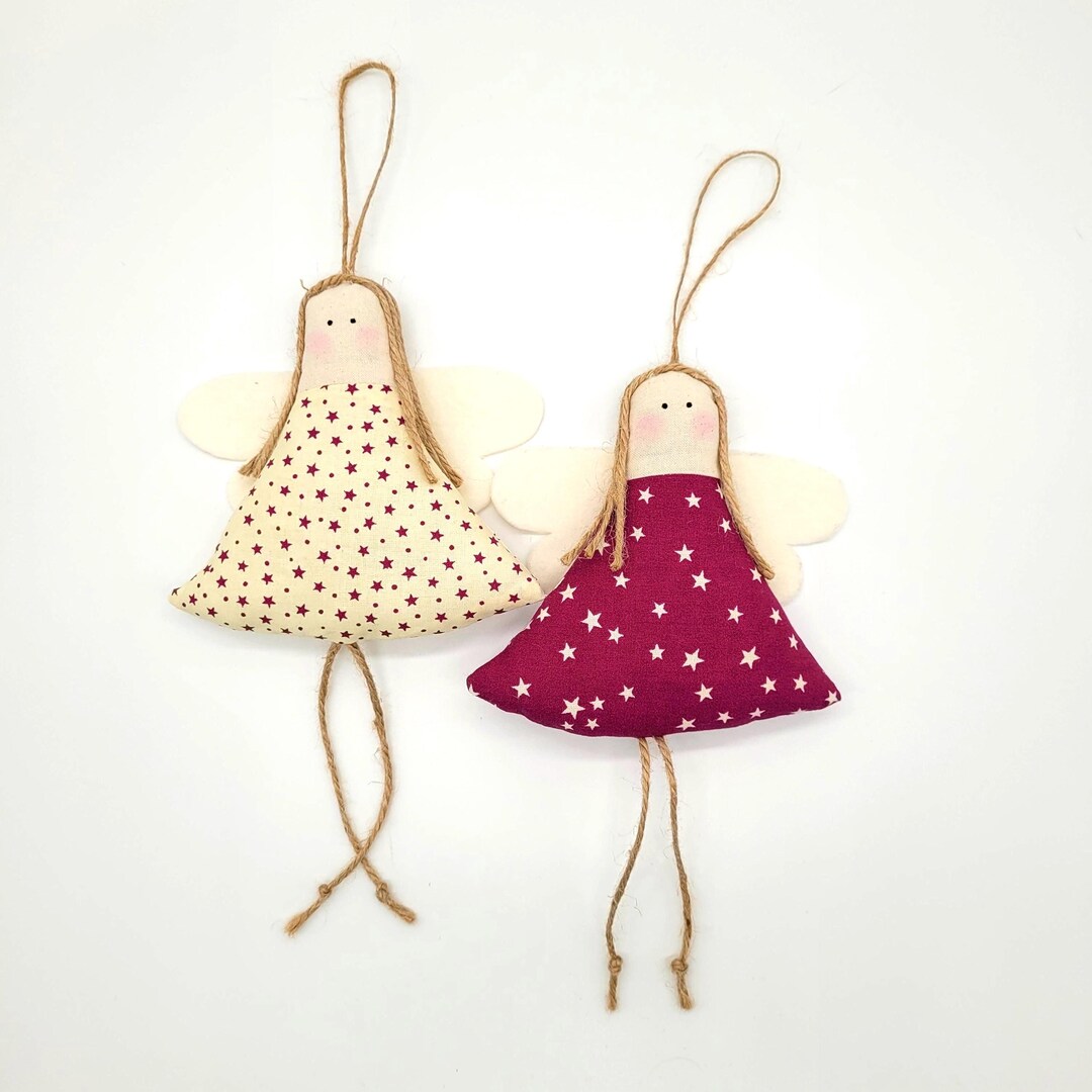 Weihnachtsengel Landhausstil – Zwei Stoffengel creme mit roten Sternen und lila mit weißen Sternen