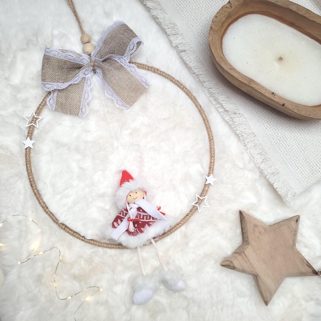 Weihnachtskranz Boho aus Juteseil mit Juteschleife und Wintermädchen in Rot-Weiß