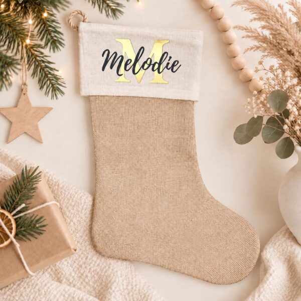 Personalisierte Weihnachtssocke aus Jute mit Namen und großem goldenen Anfangsbuchstaben