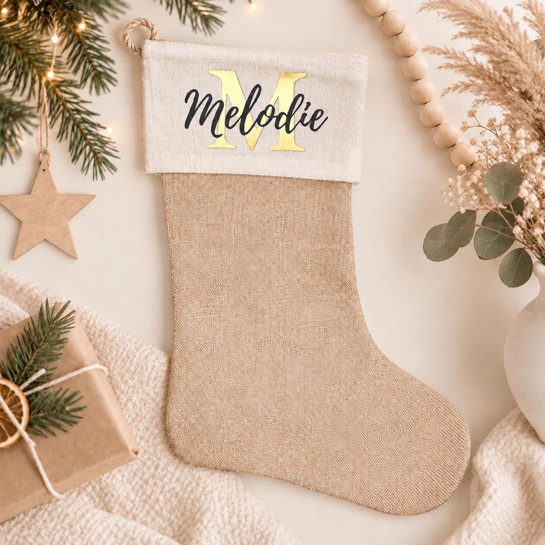 Personalisierte Weihnachtssocke aus Jute mit Namen und großem goldenen Anfangsbuchstaben