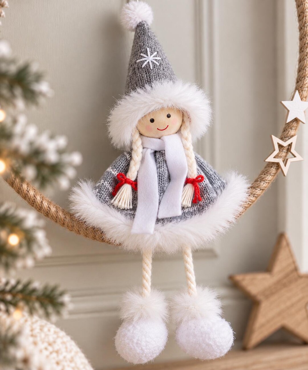 Detail Wintermädchen in Grau mit Schneeflocken-Mütze, weißem Schal und Kunstfellstiefeln