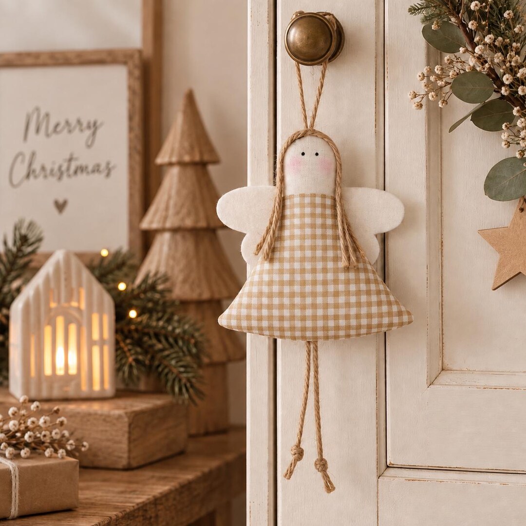 Weihnachtsengel Landhausstil – Stoffengel beige-weiß kariert am Türknauf