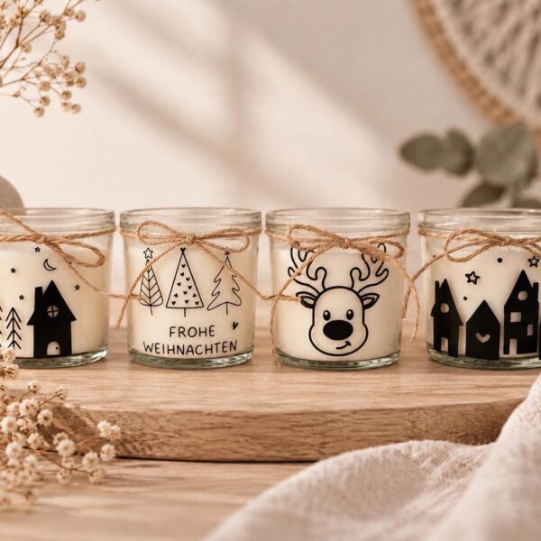 Vier Weihnachtskerzen im Glas mit Juteschleife: Winterhaus, Frohe Weihnachten, Rentier und Winterdorf