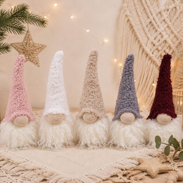 Set aus fünf flauschigen Weihnachtswichteln in Rosa, Weiß, Beige, Grau und Rot
